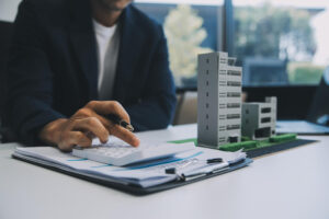 Expert Tinsa by Accumin réalisant une expertise immobilière au Maroc