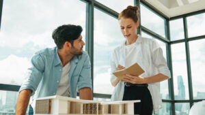 Expert immobilier Maroc prenant des mesures sur un bien